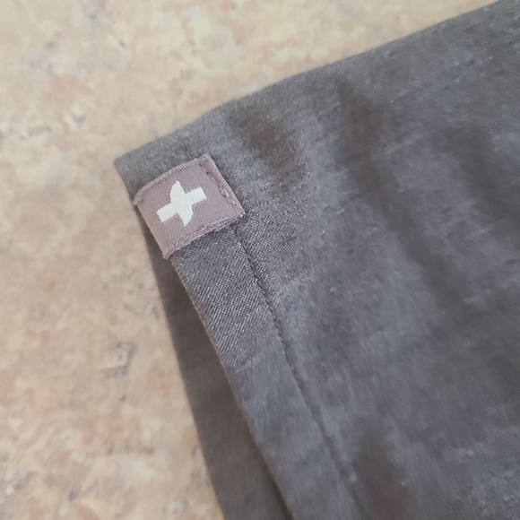 Figs Technical Collection Light Gray Scrub Top in Size Small - Picture 7 of 7